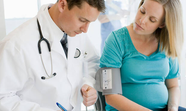 Schwangeren wird der Blutdruck gemessen