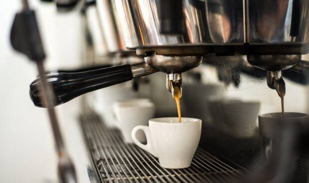Die höchsten Temperaturen in der Gastronomie wurden bei Kaffee aus Siebträgermaschinen gemessen. © oneinchpunch / iStock / Thinkstock