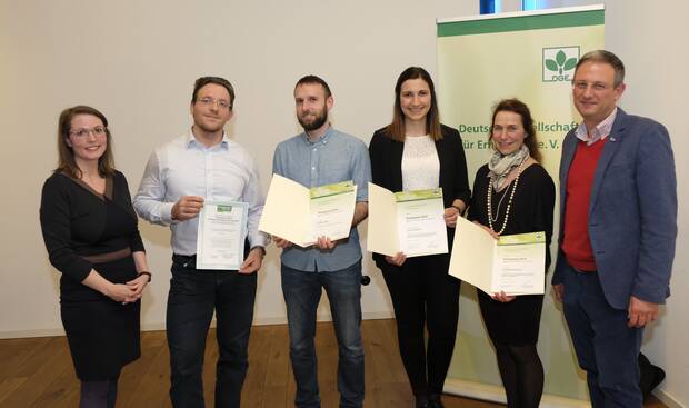 Redaktionsmitglied Stella Glogowski (links) und der wissenschaftliche Leiter des Kongresses Prof. Gunter Eckert mit den PreisträgerInnen der Posterpreise von DGE und ERNÄHRUNGS UMSCHAU. Frank Forner (links) gewann mit seinem Team einen der Posterpreise de Redaktionsmitglied Stella Glogowski (links) und der wissenschaftliche Leiter des Kongresses Prof. Gunter Eckert mit den PreisträgerInnen der Posterpreise von DGE und ERNÄHRUNGS UMSCHAU. Frank Forner (links) gewann mit seinem Team einen der Posterpreise de