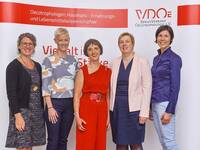 Der neue Vorstand des BerufsVerbands Oecotrophologie e.V. (VDOE): Dr. Annette Neubert, Kirsten Hummerich (Vorstandsvorsitzende), Ingrid Acker, Tamara Krafft (Rechnungsführendes Vorstandsmitglied) und Monika Bischoff. © VDOE/ Christian Augustin Der neue Vorstand des BerufsVerbands Oecotrophologie e.V. (VDOE): Dr. Annette Neubert, Kirsten Hummerich (Vorstandsvorsitzende), Ingrid Acker, Tamara Krafft (Rechnungsführendes Vorstandsmitglied) und Monika Bischoff. © VDOE/ Christian Augustin