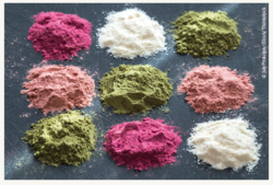 Pflanzlichen Plagiaten auf der Spur: Echte Superfoods oder Fälschungen? Kleine bunte Pulverhaufen. © JulyProkopiv/iStock/Thinkstock