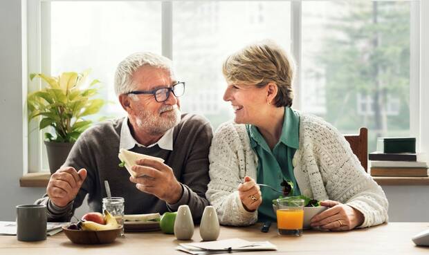 Wissenschaftler verschiedener Disziplinen suchen im Kompetenzcluster NutriAct nach Lösungsansätzen für gesundes Altern. © Rawpixel Ltd / iStock / Getty Images Plus