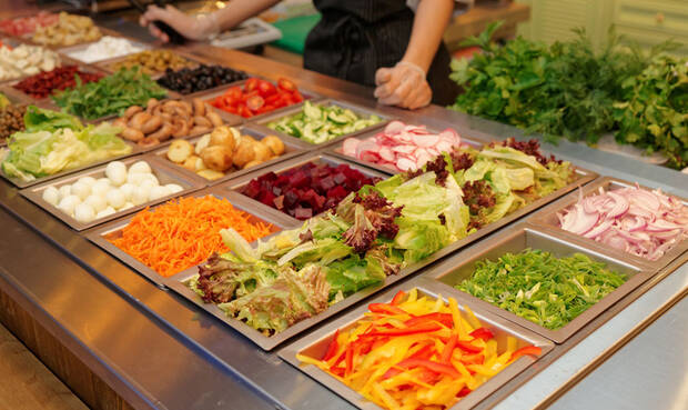 Salatbar in einer Kantine. © Kondor83 / iStock / Thinkstock