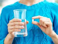 Nahrungsergänzungsmittel wie Magnesium sind beliebt, zu viel davon kann jedoch zu Durchfällen führen. © Olha-Tsiplyar / iStock / Thinkstock Frau nimmt Tablette. © Olha-Tsiplyar / iStock / Thinkstock