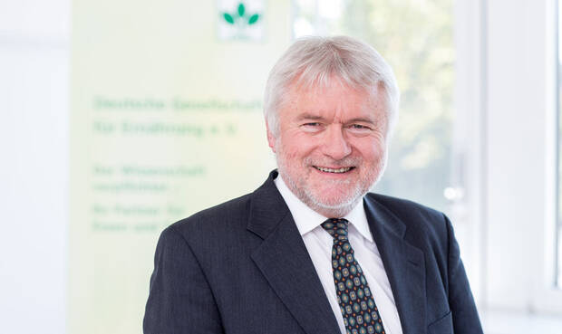 Dr. Helmut Oberritter übergibt die Geschäftsführung an Dr. Kiran Virmani. © DGE