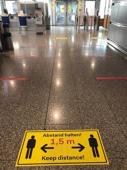 Abstandsmarkierungen in einem Flughafen (Nudge: Vereinfachung) © Carolina Diana Rossi