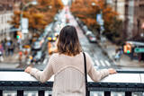 Lärmbelastung durch die Straße erhöht das Risiko für Herz-Kreislauf-Erkrankungen und Diabetes. © JANIFEST / iStock / ThinkstockPhotos Frau schaut auf Straße. © JANIFEST / iStock / ThinkstockPhotos