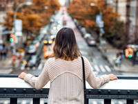 Lärmbelastung durch die Straße erhöht das Risiko für Herz-Kreislauf-Erkrankungen und Diabetes. © JANIFEST / iStock / ThinkstockPhotos Frau schaut auf Straße. © JANIFEST / iStock / ThinkstockPhotos