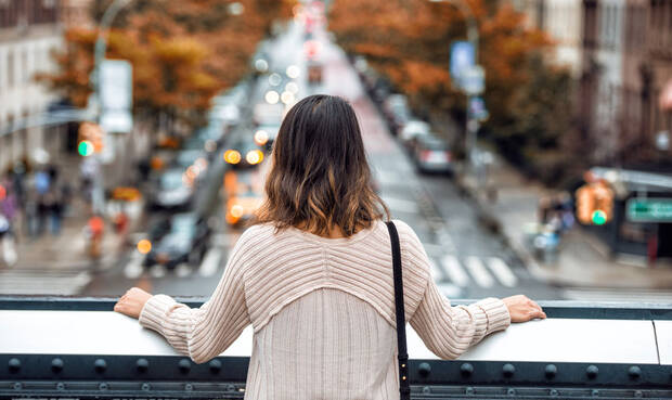 Frau schaut auf Straße. © JANIFEST / iStock / ThinkstockPhotos