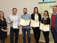 Redaktionsmitglied Stella Glogowski (links) und der wissenschaftliche Leiter des Kongresses Prof. Gunter Eckert mit den PreisträgerInnen der Posterpreise von DGE und ERNÄHRUNGS UMSCHAU. Frank Forner (links) gewann mit seinem Team einen der Posterpreise de Redaktionsmitglied Stella Glogowski (links) und der wissenschaftliche Leiter des Kongresses Prof. Gunter Eckert mit den PreisträgerInnen der Posterpreise von DGE und ERNÄHRUNGS UMSCHAU. Frank Forner (links) gewann mit seinem Team einen der Posterpreise de