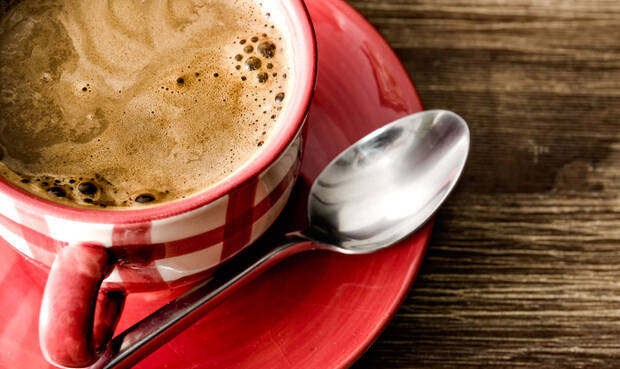 Kaffeetasse auf Tisch