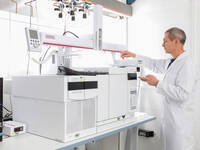Technischer Mitarbeiter bei der Analyse von Fettsäuren in Plasmaproben mittels Gaschromatographie und Massenspektrometrie. © Till Budde/DIfE Technischer Mitarbeiter bei der Analyse von Fettsäuren in Plasmaproben mittels Gaschromatographie und Massenspektrometrie. © Till Budde/DIfE