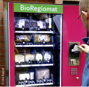 Regionale Bio-Lebensmittel am Automaten ziehen - möglich am BioRegiomat an der Uni Kassel.