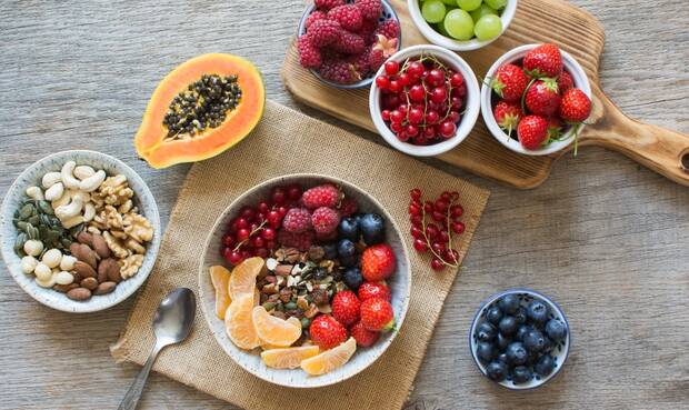 Früchte, Nüsse und Saaten: So sieht ein Frühstück in der Paleo-Ernährung aus. © Aiselin82 / iStock / Thinkstock