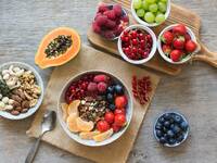 Früchte, Nüsse und Saaten: So sieht ein Frühstück in der Paleo-Ernährung aus. © Aiselin82 / iStock / Thinkstock