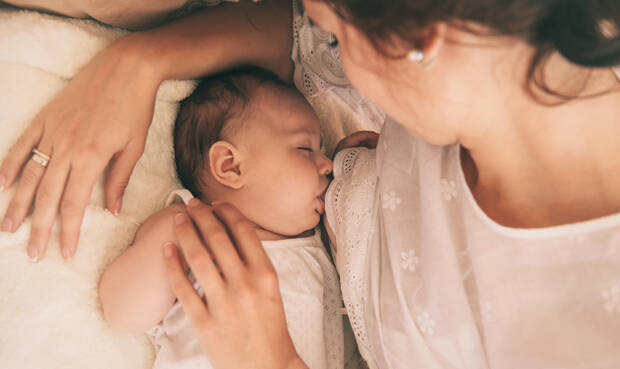 Baby und Mutter beim Stillen. © RomanovaAnn / iStock / Thinkstock