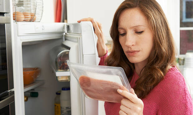 Lebensmittel wie Fleischerzeugnisse sollten nicht zu lange im Kühlschrank gelagert werden. © Highwaystarz-Photography / iStock / Getty Images Plus