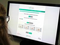 Online-Version des Diabetes-Risiko-Test. © DIfE Frau macht den Diabetes-Risiko-Test am Computer.