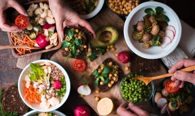 Veganer können mit herkömmlichen pflanzlichen Lebensmitteln, einschließlich fermentierter Lebensmittel wie Sauerkraut, ihre Vitamin-B12-Zufuhr nicht sicherstellen. © KarpenkovDenis / iStock / Thinkstock