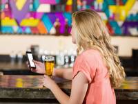 Die App liefert im Bereich Rezepte Ideen für alkoholfreie Drinks. © Wavebreakmedia/ iStock / Getty Images Plus Die App liefert im Bereich Rezepte Ideen für alkoholfreie Drinks. © Wavebreakmedia/ iStock / Getty Images Plus