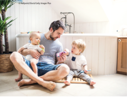 Einheitliche Handlungsempfehlungen zur Kariesprävention im Säuglings- und frühen Kindesalter schaffen Vertrauen und fördern die Akzeptanz. © Halfpoint/iStock/Getty Images Plus Einheitliche Handlungsempfehlungen zur Kariesprävention im Säuglings- und frühen Kindesalter schaffen Vertrauen und fördern die Akzeptanz. © Halfpoint/iStock/Getty Images Plus