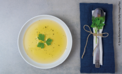 Teller Suppe. © Sonja Rachbauer/iStock/Getty Images Plus