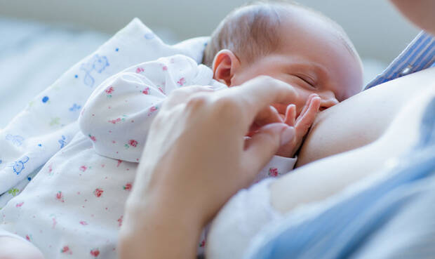 Säuglinge, die vier bis sechs Monate lang ausschließlich gestillt wurden, haben ein geringeres Risiko für Atemwegsinfekte. © golubovy / iStock / Getty Images Plus