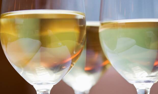 Wer dauerhaft mehr als zwei Liter Bier oder eine Flasche Wein pro Woche konsumiert, riskiert u. a. mehr Schlaganfälle. © Creatas Images / Creatas / Thinkstock