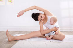 Mutter und Kind machen Gymnastik