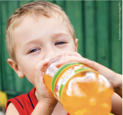 Ein niedrigerer Süßgetränkekonsum kann z. B. durch eine farbkodierte Lebensmittelkennzeichnung oder Kindermenüs mit einem gesünderen Standardgetränk gefördert werden. © dundanim/iStock/Getty Images Plus Ein niedrigerer Süßgetränkekonsum kann z. B. durch eine farbkodierte Lebensmittelkennzeichnung oder Kindermenüs mit einem gesünderen Standardgetränk gefördert werden. © dundanim/iStock/Getty Images Plus