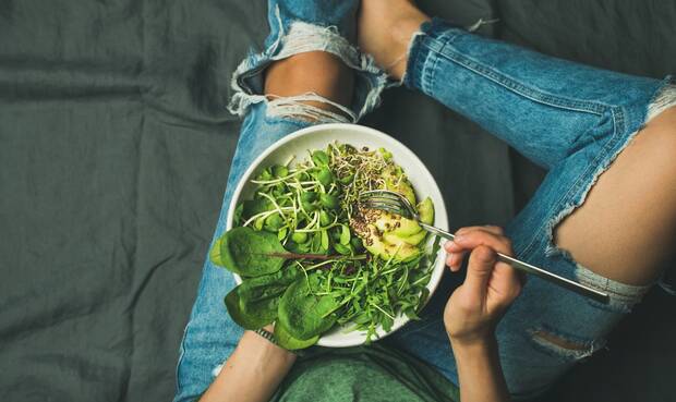 „Healthy Hedonism“ beschreibt einen gesunden Lebensstil, der mit der Freude am sinnlichen Genuss verbunden ist. © Foxys_forest_manufacture / iStock / Getty Images Plus
