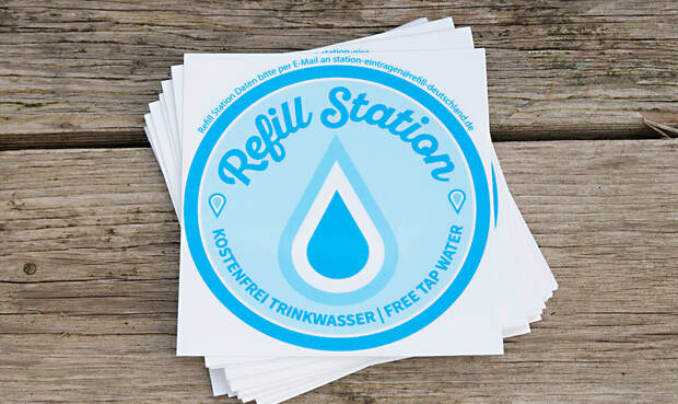 Projekt „Refill“: Teilnehmende Läden füllen mitgebrachte Wasserflaschen ohne Entgelt auf. © Sabine Büttner