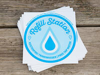 Projekt „Refill“: Teilnehmende Läden füllen mitgebrachte Wasserflaschen ohne Entgelt auf. © Sabine Büttner Projekt „Refill“: Teilnehmende Läden füllen mitgebrachte Wasserflaschen ohne Entgelt auf. © Sabine Büttner
