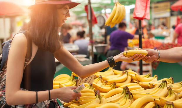 Junge Erwachsene beim Lebensmitteleinkauf: Drei Viertel geben an, beim Einkauf auf günstige Preise zu achten. © guruXOOX / iStock / Thinkstock