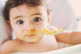 © ilmoro100 / iStock / Thinstock Baby wird mit Brei gefüttert.