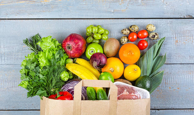 Neben tierischen Produkten sollte die Einkaufstüte reichlich Obst und Gemüse enthalten, um auch basisch wirkende Lebensmittel in den Speiseplan zu integrieren. © GANNAMARTYSHEVA / iStock / Getty Images Plus