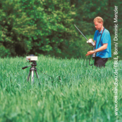 Forscher mit Messinstrumenten im Feld.