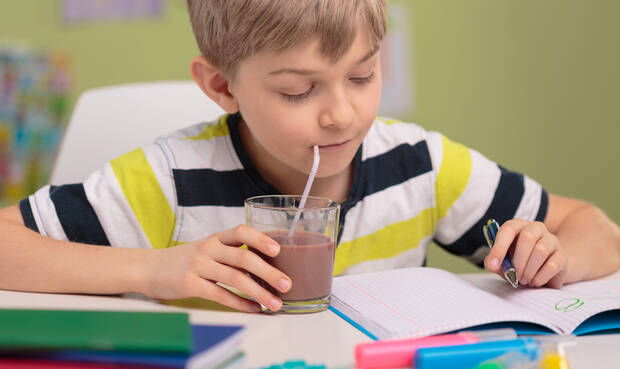 Kakao in der Schule: Ernährungswissenschaftler, Ärzteschaft und die Weltgesundheitsorganisation kristieren gleichermaßen den zu hohen Konsum zuckerhaltiger Lebensmittel. © KatarzynaBialasiewicz / iStock / Getty Images Plus