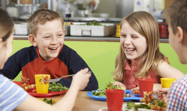 Kinder essen in der Schulkantine