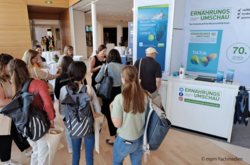 Nicht nur in den Vortragspausen war der Stand ERNÄHRUNGS UMSCHAU mit der Heftauslage gut besucht. © mpm Fachmedien Stand der ERNÄHRUNGS UMSCHAU mit der Heftauslage. © mpm Fachmedien