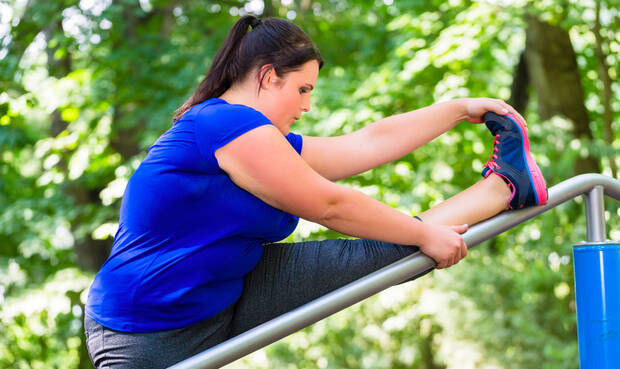 Frauen mit Übergewicht sollten bereits vor einer Schwangerschaft versuchen, Normalgewicht zu erreichen. © kzenon / iStock / Getty Images Plus