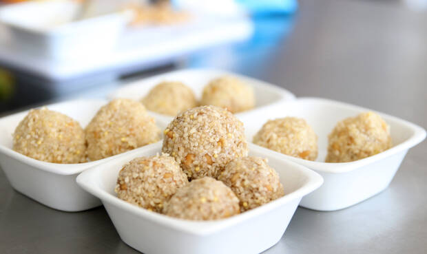 „SimSim Balls" aus Hirse, Sesam, Erdnuss, Banane und Orange.  © FH Münster/Fachbereich Oecotrophologie – Facility Management