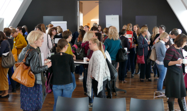 Kennenlernen und Vernetzen an den Praxisstationen, in der Ausstellung und in den Pausen. Foto: mpm Fachmedien