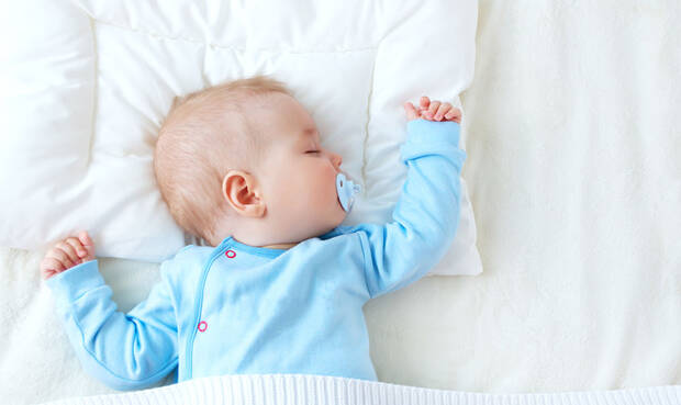 Muttermilch enthält die meisten wichtigen Nährstoffe, die ein Baby zur gesunden Entwicklung braucht. © AGrigorjeva / iStock / Getty Images Plus