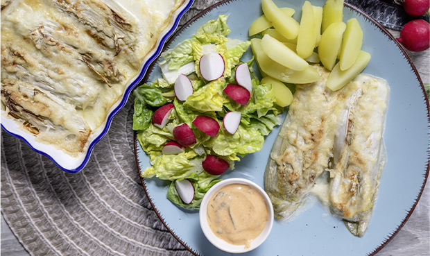 Überbackener Chicorée mit Kartoffeln, Dip und Radieschen