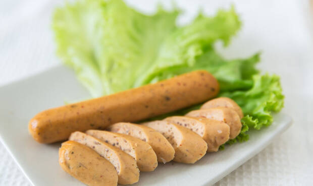 Vegane Wurst auf Teller. © dourleak / iStock / Thinkstock