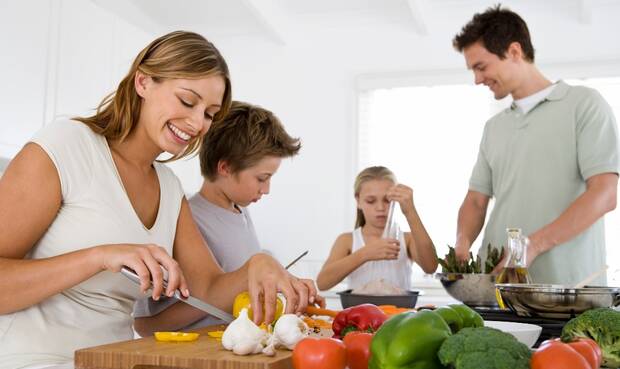Familie kocht. © Jupiterimages / Pixland / Thinkstock