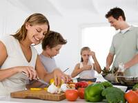 Familie kocht. © Jupiterimages / Pixland / Thinkstock