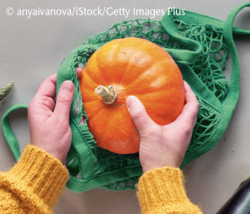 Den Deutschen sind Nachhaltigkeit und Tierschutz zunehmend wichtiger, beim Einkauf entscheidet jedoch häufig der Preis. © anyaivanova/iStock/Getty Images Plus