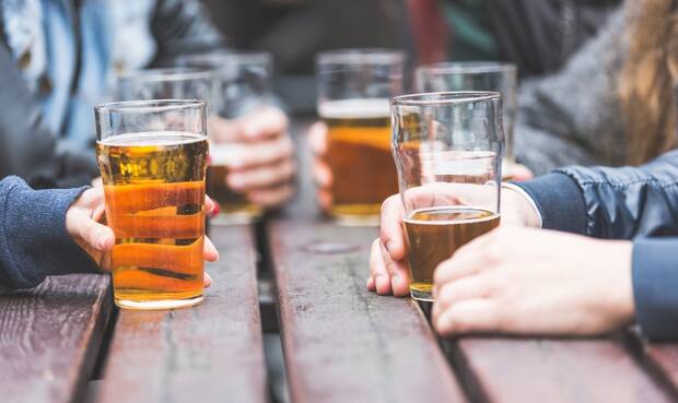 Weit verbreitet und akzeptiert: Alkoholkonsum. © william87 / iStock / Thinkstock